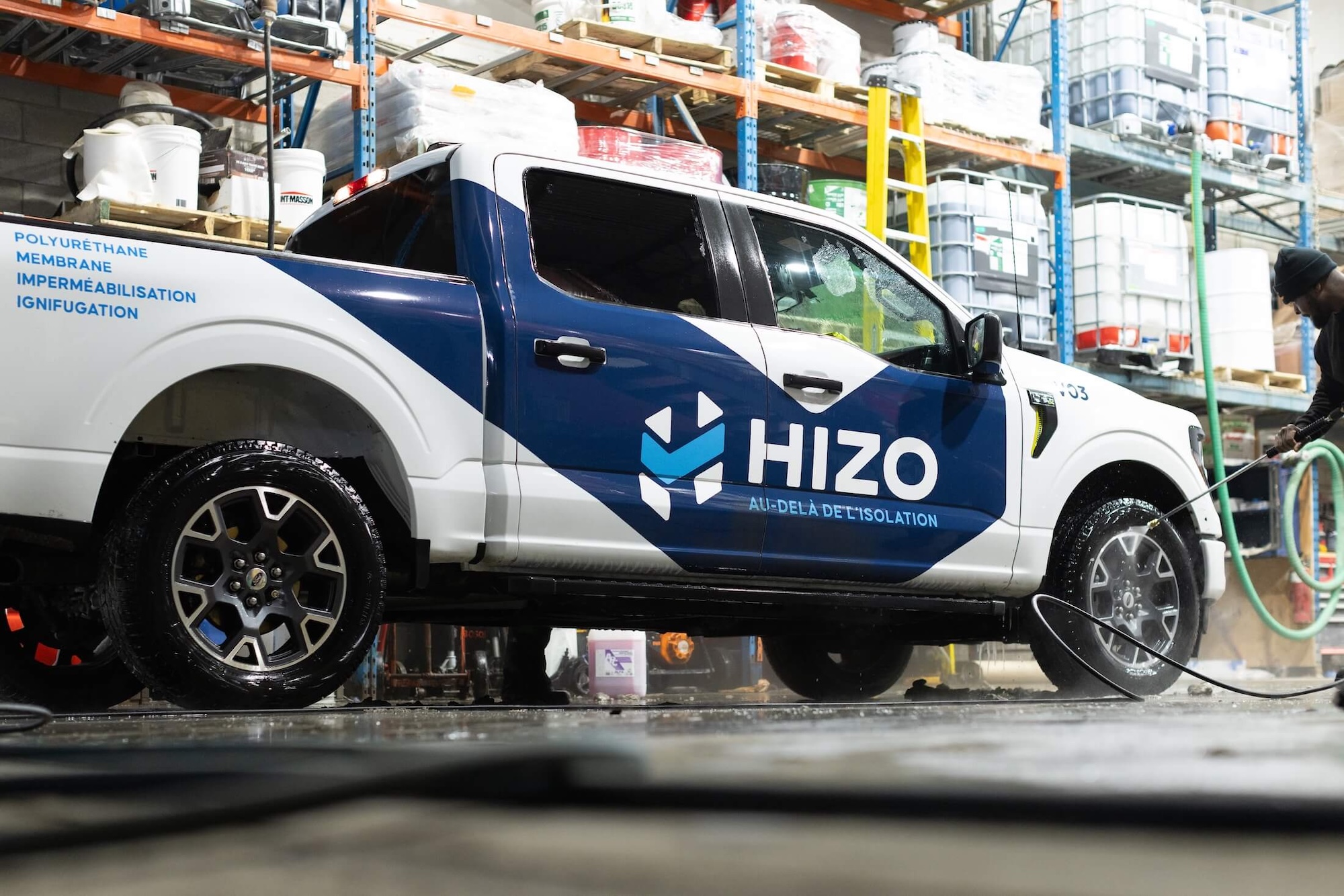 Camion HIZO affichant les services isolation