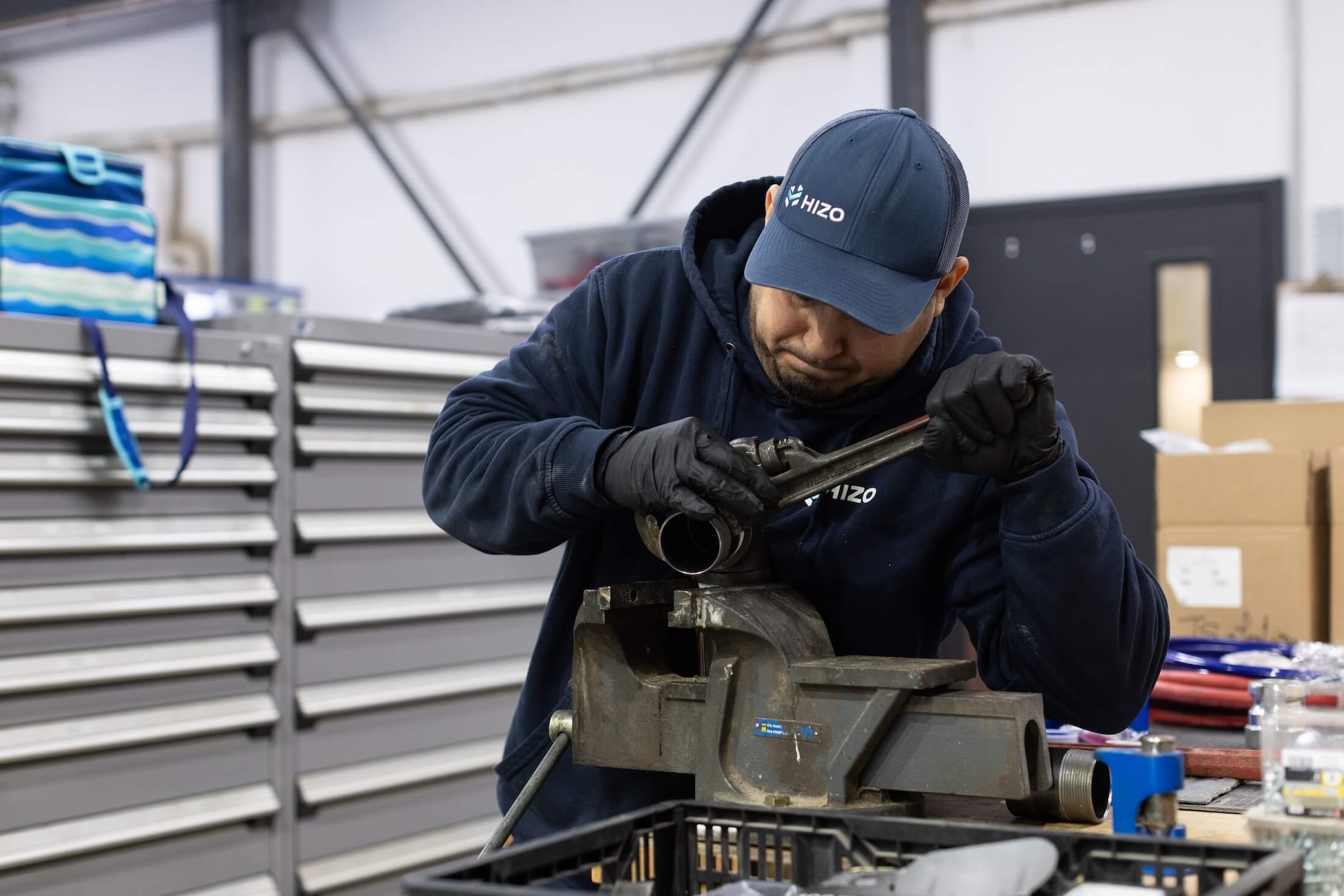 Assemblage du pistolet de giclage par technicien HIZO