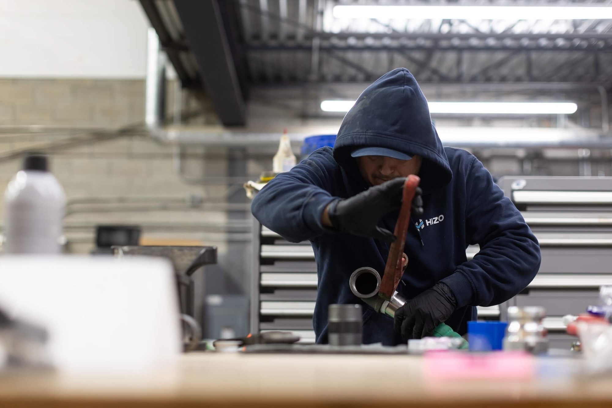 Technicien HIZO assemblant les raccords d'équipement