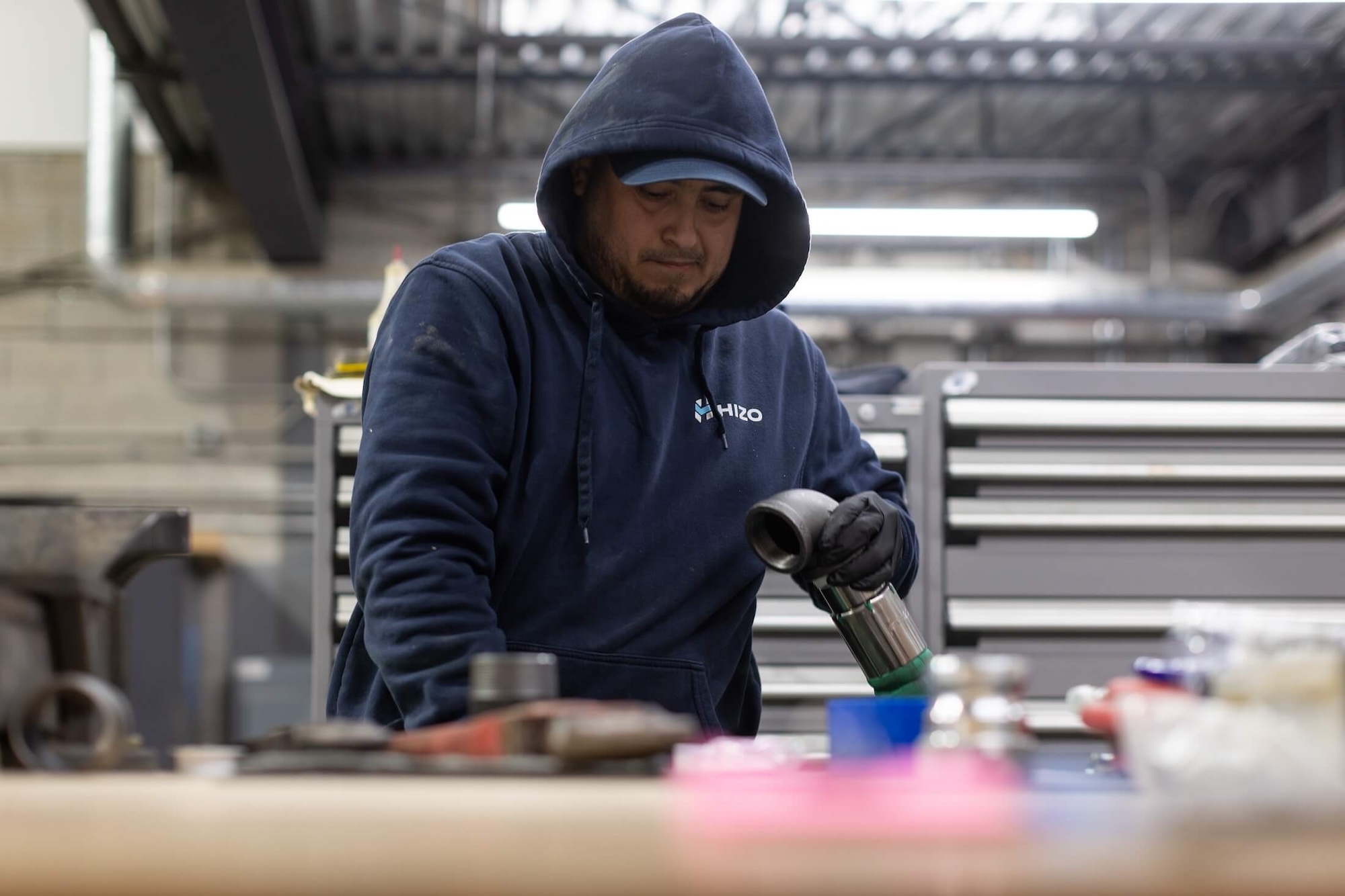 Technicien HIZO inspectant les raccords d'équipement