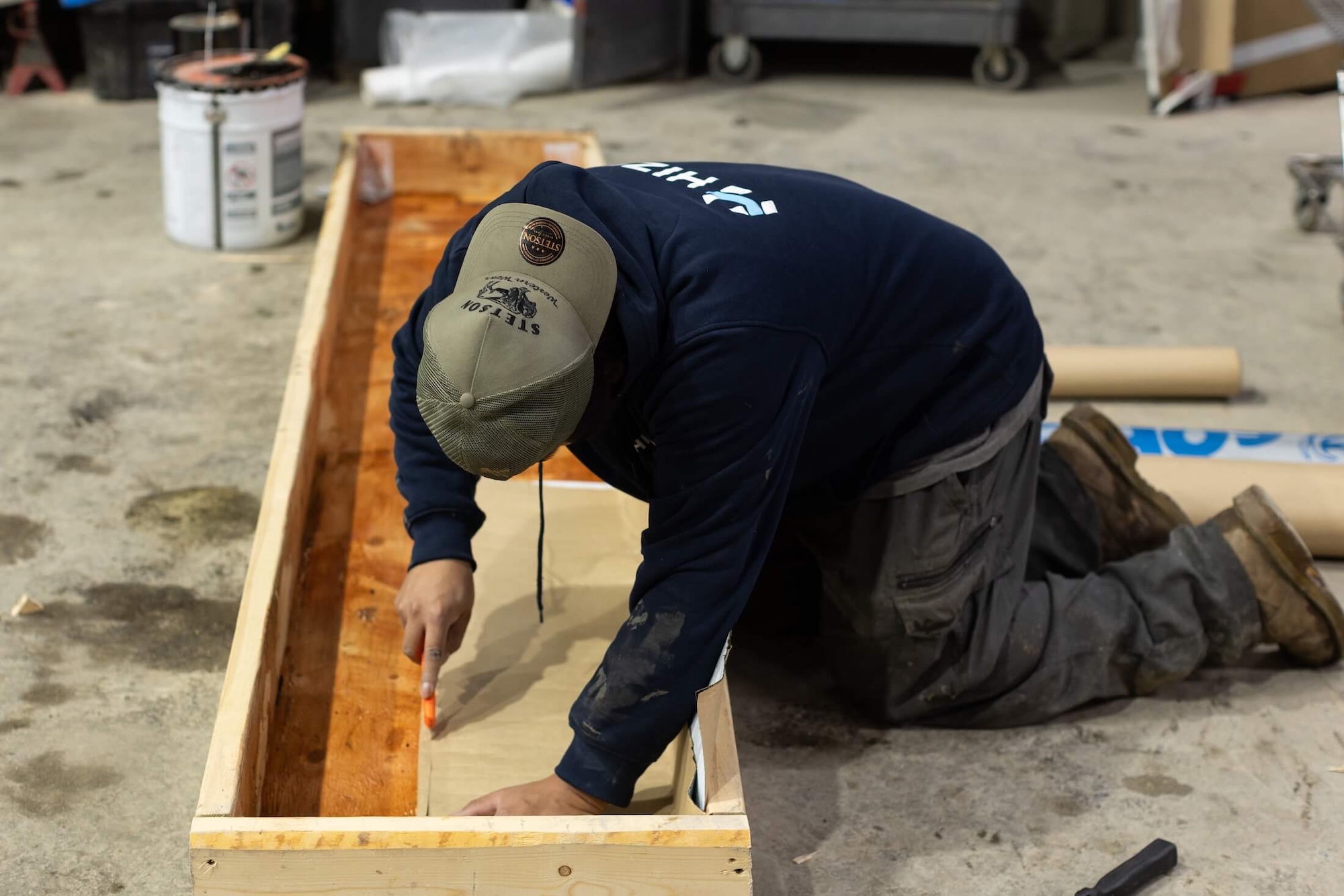 Technicien HIZO travaillant au sol sur un moule d'isolation