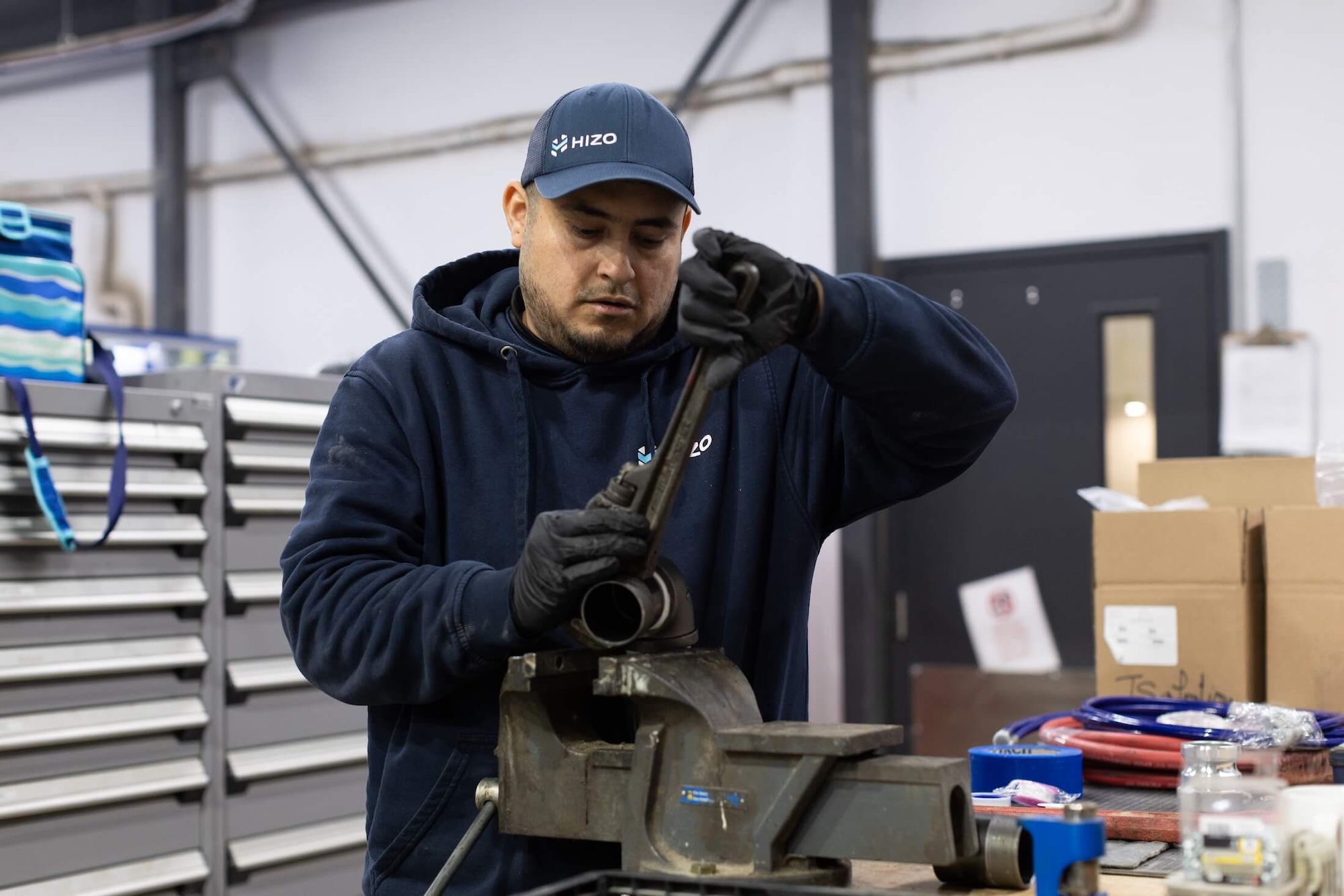 Technicien HIZO préparant l'équipement de giclage