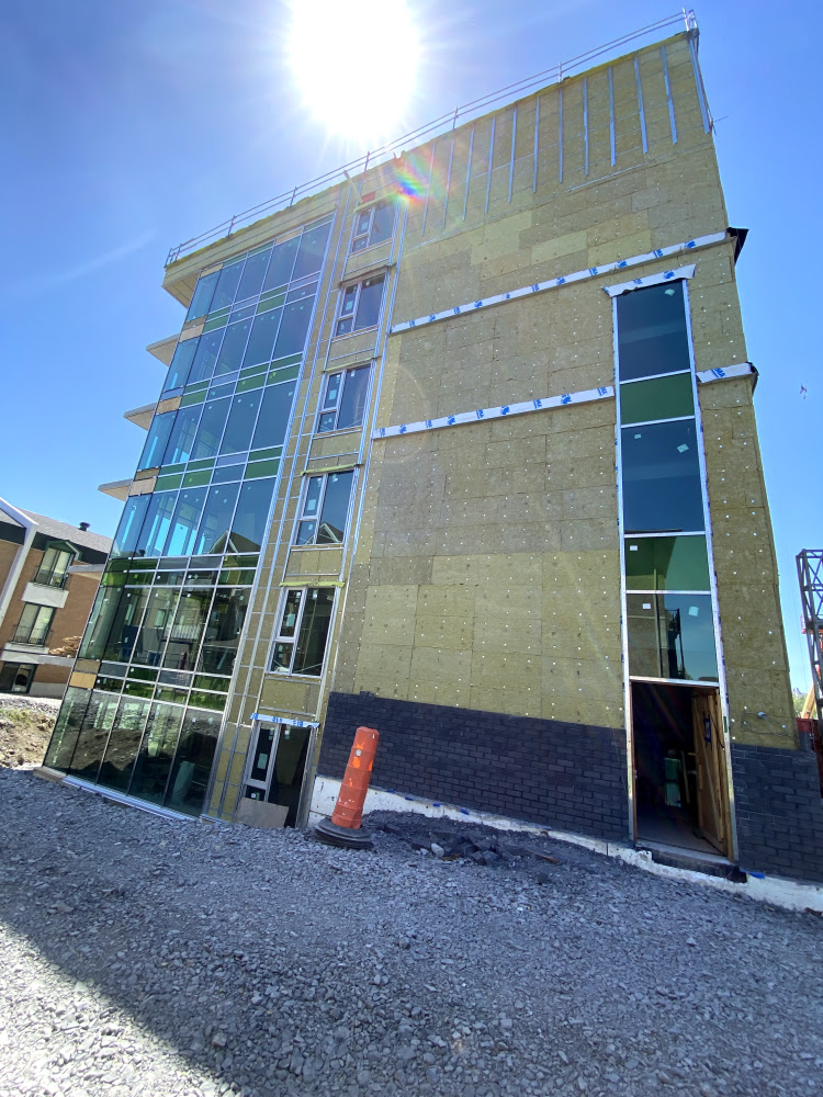 Isolation murs extérieurs bâtiment commercial Québec HIZO