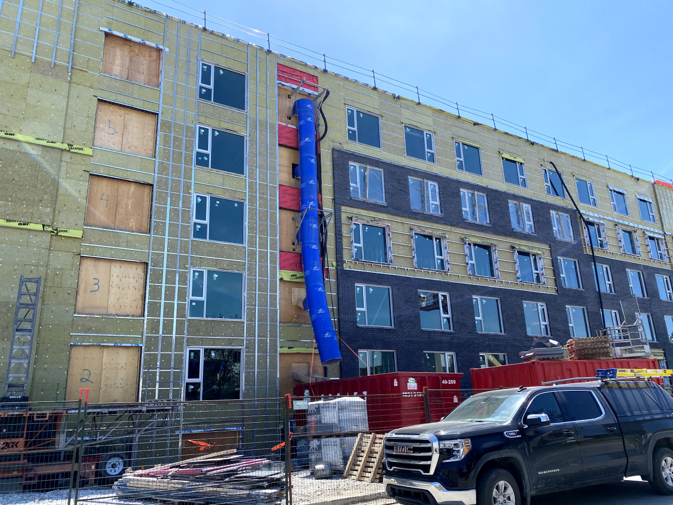 Installation pare-vapeur bâtiment commercial Québec HIZO